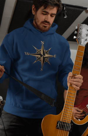 Homme portant un hoodie bleu navy avec un motif de boussole dorée, idéal pour un style élégant et aventurier.