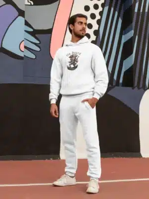 Mannequin portant un hoodie blanc avec un design marin, dans un décor urbain.