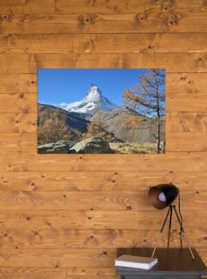 Matterhorn majestueux entouré de forêts dorées et de paysages alpins spectaculaires.