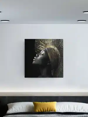 Portrait artistique avec des textures dorées contrastant sur un fond noir profond, parfait pour une décoration élégante.