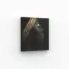 Portrait féminin avec des textures dorées sur fond noir, parfait pour une décoration élégante et moderne.