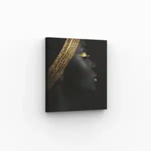 Portrait féminin avec des textures dorées sur fond noir, parfait pour une décoration élégante et moderne.
