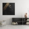 Portrait féminin avec des textures dorées sur fond noir, parfait pour une décoration élégante et moderne.