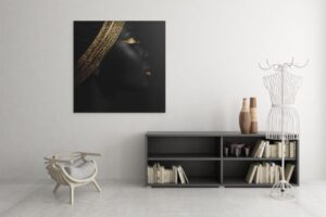Portrait féminin avec des textures dorées sur fond noir, parfait pour une décoration élégante et moderne.