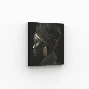 Portrait féminin avec un turban texturé et des boucles d’oreilles dorées sur fond noir, idéal pour une décoration élégante.