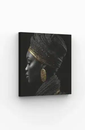 Portrait féminin avec un turban texturé et des boucles d’oreilles dorées sur fond noir, idéal pour une décoration élégante.