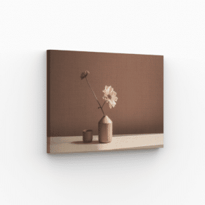 Tableau minimaliste avec un vase en bois et des fleurs roses sur fond neutre.