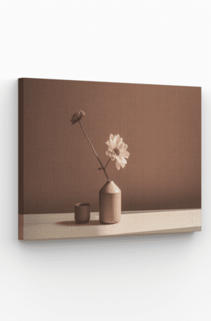 Tableau minimaliste avec un vase en bois et des fleurs roses sur fond neutre.