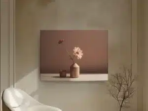 Tableau minimaliste avec un vase en bois et des fleurs roses sur fond neutre.