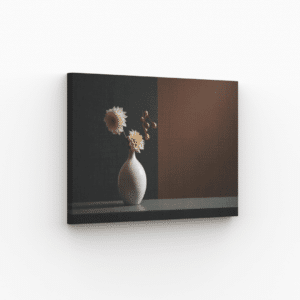 Tableau minimaliste avec vase moderne et fleurs lumineuses sur fond sombre.