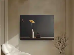 Tableau minimaliste avec vase marron et fleurs jaunes sur un fond sombre.