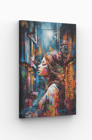 Portrait artistique d’une femme entourée d’éléments urbains et de couleurs vibrantes, idéal pour une décoration murale contemporaine.