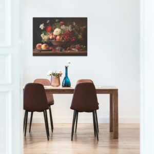 Nature morte artistique avec des fleurs rouges et blanches accompagnées de fruits variés dans un vase en bois rustique.