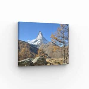 Matterhorn majestueux entouré de forêts dorées et de paysages alpins spectaculaires.