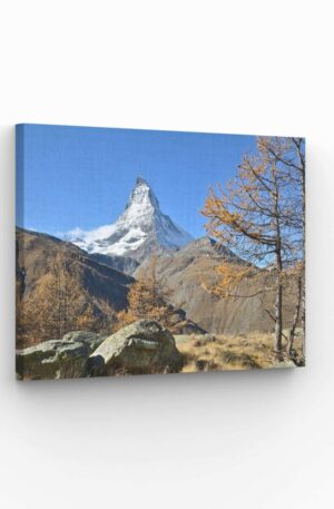 Matterhorn majestueux entouré de forêts dorées et de paysages alpins spectaculaires.