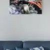 Tableau artistique représentant une voiture de Formule 1 en action, avec des couleurs dynamiques et un design moderne.