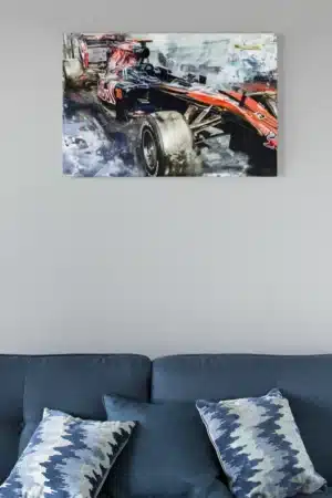 Tableau artistique représentant une voiture de Formule 1 en action, avec des couleurs dynamiques et un design moderne.