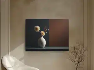 Tableau minimaliste avec vase moderne et fleurs lumineuses sur fond sombre.