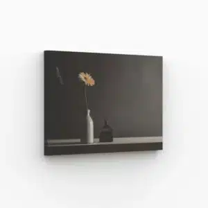 Tableau minimaliste avec vase marron et fleurs jaunes sur un fond sombre.