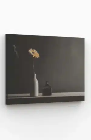 Tableau minimaliste avec vase marron et fleurs jaunes sur un fond sombre.