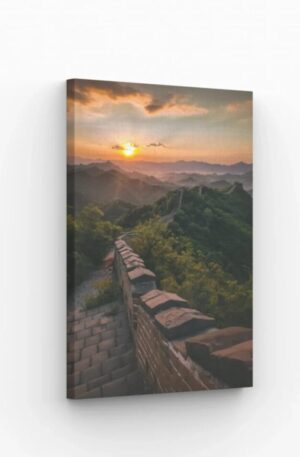 Tableau artistique de la Muraille de Chine au coucher du soleil avec des collines verdoyantes.