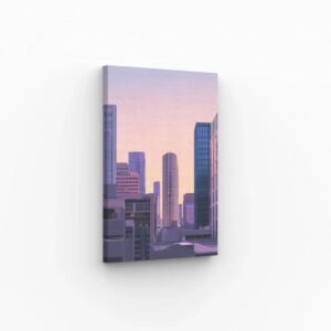 Skyline urbaine au coucher du soleil, avec des gratte-ciels modernes et un ciel pastel, parfait pour une décoration murale contemporaine.