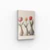 Trois vases minimalistes contenant des tulipes aux couleurs pastel et vives, idéal pour une décoration murale élégante et apaisante.