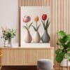Trois vases minimalistes contenant des tulipes aux couleurs pastel et vives, idéal pour une décoration murale élégante et apaisante.