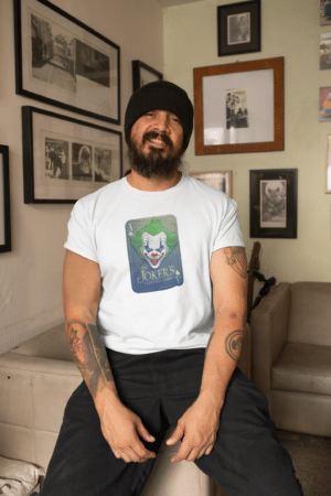 T-shirt blanc avec un motif Joker’s Card représentant un joker aux cheveux verts et un sourire emblématique