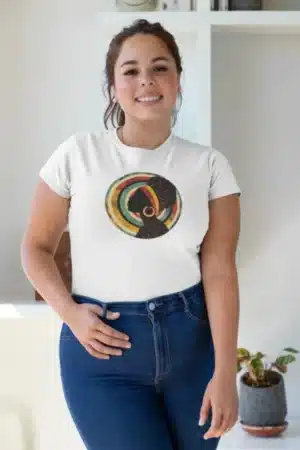 T-shirt blanc avec un dessin africain coloré représentant un profil féminin.