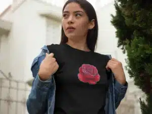 T-shirt blanc avec un motif de rose rouge pour un style romantique.