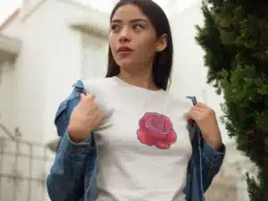 T-shirt blanc avec un motif de rose rouge pour un style romantique.