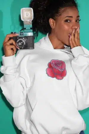 Hoodie blanc avec design "Rose Rouge" représentant une fleur en pleine floraison.