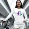 T-shirt long blanc avec design "Dessin Féminin" représentant une silhouette artistique abstraite.