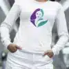 T-shirt long blanc avec design "Dessin Féminin" représentant une silhouette artistique abstraite.